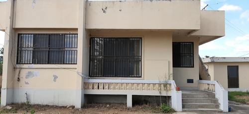 '전두환 각하' 표지석 설치된 학교 관사(청주=연합뉴스) '이 건물은 전두환 대통령 각하의 하사금으로 건립한 것입니다'라는 글이 새겨진 표지판이 설치된 한 학교 관사. 건물 오른쪽 아래쪽에 설치돼 있다. [충북도교육청 제공. 재판매 및 DB 금지]