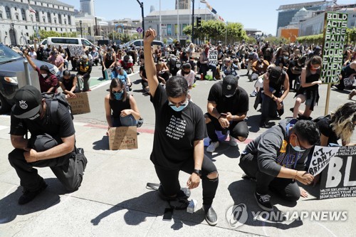 '사회적 거리두기' 지침에 따라 거리를 둔 채 시위하는 캘리포니아주 샌프란시스코의 시위대[EPA=연합뉴스]