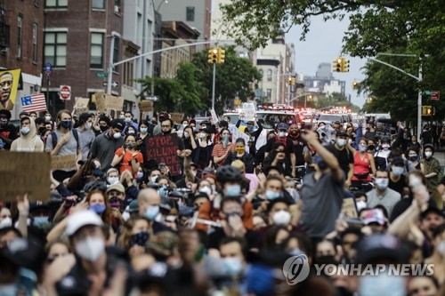 뉴욕 시가행진 벌이는 '흑인 사망' 항의 시위대(뉴욕 AP=연합뉴스) 흑인 남성 조지 플로이드의 죽음에 항의하는 시위대가 5일(현지시간) 미국 뉴욕시의 브루클린 지역에서 시가행진을 벌이고 있다. jsmoon@yna.co.kr