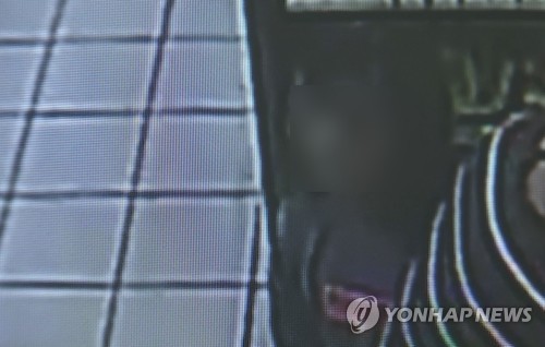 계부·친모에 학대당한 여학생(창녕=연합뉴스) 최근 계부와 친모에게 학대당한 것으로 알려진 경남 창녕의 한 초등학생 A(9)양이 지난달 29일 창녕 한 편의점에서 주변을 둘러보고 있다. 오른쪽은 최초 이 학생을 경찰에 신고한 신고자. 2020.6.9 [독자 제공. 재판매 및 DB 금지] image@yna.co.kr