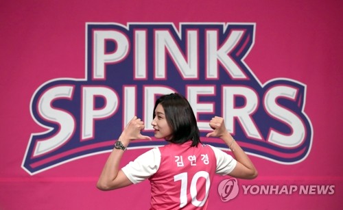 '배구 여제' 김연경, V리그 복귀(서울=연합뉴스) 홍해인 기자 = 11년만에 국내 프로배구 V리그로 복귀한 '배구 여제' 김연경이 10일 오후 서울 중구 밀레니엄 힐튼 호텔에서 열린 흥국생명 배구단 입단 기자회견에서 유니폼을 착용한 뒤 기념촬영을 하고 있다. 2020.6.10 hihong@yna.co.kr