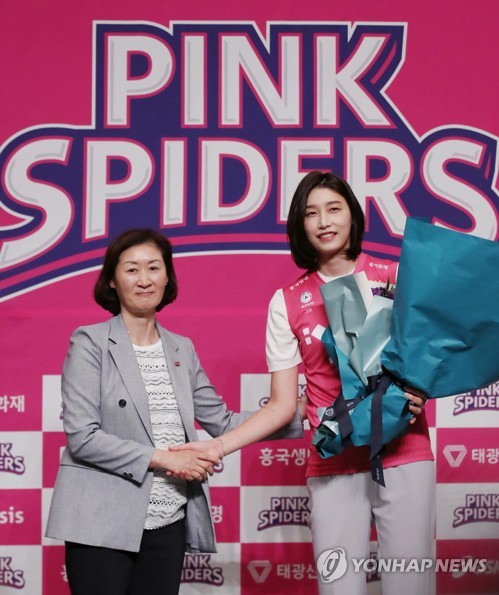 박미희 감독과 인사하는 김연경(서울=연합뉴스) 홍해인 기자 = 11년 만에 국내 프로배구 V리그로 복귀한 김연경이 10일 오후 서울 중구 밀레니엄 힐튼 호텔에서 열린 흥국생명 배구단 입단 기자회견에서 박미희 감독으로부터 꽃다발을 받은 뒤 기념촬영을 하고 있다. 2020.6.10 hihong@yna.co.kr