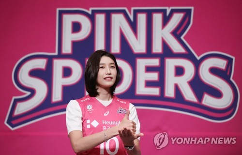 '덕분에!'(서울=연합뉴스) 홍해인 기자 = 11년 만에 국내 프로배구 V리그로 복귀한 김연경이 10일 오후 서울 중구 밀레니엄 힐튼 호텔에서 열린 흥국생명 배구단 입단 기자회견을 마친 뒤 손으로 '덕분에 챌린지' 캠페인 포즈를 취하고 있다. 2020.6.10 hihong@yna.co.kr