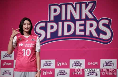 'V리그에서 만나요!'(서울=연합뉴스) 홍해인 기자 = 11년 만에 국내 프로배구 V리그로 복귀한 김연경이 10일 오후 서울 중구 밀레니엄 힐튼 호텔에서 열린 흥국생명 배구단 입단 기자회견을 마친 뒤 손으로 자신의 성씨 이니셜 알파벳 'K'를 표시하고 있다. 2020.6.10 hihong@yna.co.kr