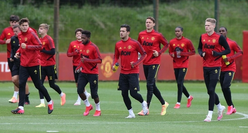 훈련하고 있는 맨체스터 유나이티드 선수들[맨유 홈페이지 캡처. 재판매 및 DB금지]