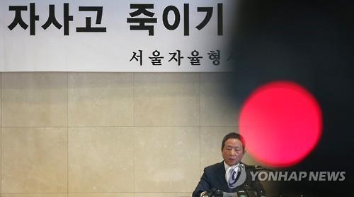 자사고 평가 입장 밝히는 오세목 서울 자교연 회장 (서울=연합뉴스) 홍해인 기자 = 서울자사고교장연합회(자교연) 회장인 오세목 교장(중동고)이 29일 오후 서울 소공동 프레지던트호텔에서 조희연 서울시교육감의 자사고 말살 정책에 대한 서울 지역 자립형사립고 교장들의 입장을 설명하고 있다. 2015.6.29
hihong@yna.co.kr
(끝)