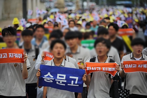 청와대로 향하는 학생들 (서울=연합뉴스) 류영석 기자 = 서울 지역 8개 자율형사립고에 대한 교육청의 청문을 하루 앞둔 21일 서울 광화문 광장에서 열린 서울 자사고 학부모 연합회 집회에 참석한 자사고 학생, 학부모 등 관계자들이 청와대 방향으로 행진하고 있다. 2019.7.21
ondol@yna.co.kr
(끝)