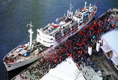 일본 니가타(新潟)항에서 재일조선인을 태우고 북한으로 출항하려는 토볼스크호. [교도=연합뉴스 자료사진]