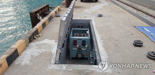 부산 신항 4부두의 육상전기공급설비(AMP)[부산항만공사 제공]
