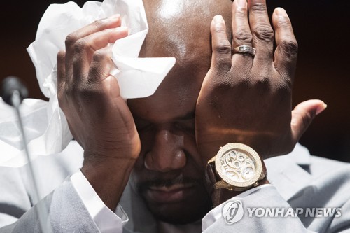 청문회 답변 도중 눈물을 훔치는 필로니스[EPA=연합뉴스]