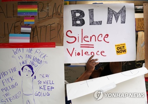 철거되는 시위 포스터[로이터=연합뉴스]