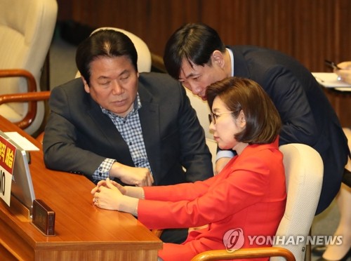 미래통합당 총선백서제작특위 위원장으로 임명된 정양석 전 의원(왼쪽)이 작년 12월 국회에서 나경원 전 의원, 하태경 의원과 대화하고 있다.[연합뉴스 자료사진]