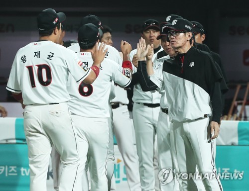 KT 승리(수원=연합뉴스) 홍기원 기자 = 3일 경기도 수원케이티위즈파크에서 열린 2020 KBO리그 프로야구 두산 베어스와 kt wiz의 경기. 7대2로 승리한 KT 선수들이 기뻐하고 있다. 2020.6.3 xanadu@yna.co.kr