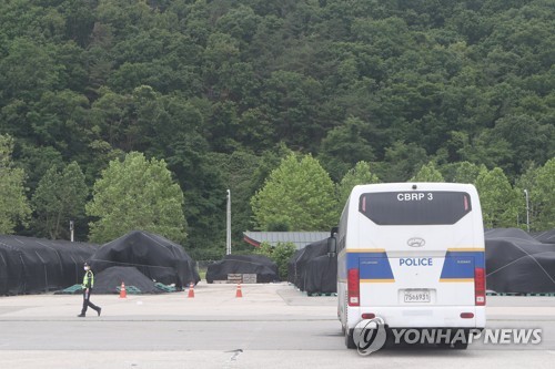 접경지에 대기하는 경찰(파주=연합뉴스) 임병식 기자 = 10일 경기도 파주시 탄현면 통일동산에서 전단 기습 살포를 대비해 경찰이 배치되어 있다.