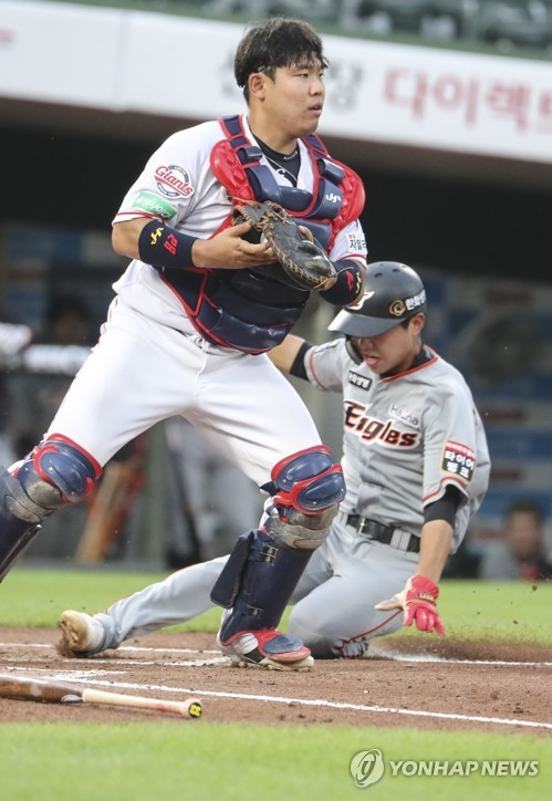 롯데 포수 지성준(왼쪽)(부산=연합뉴스) 강덕철 기자 = 11일 오후 부산 사직구장에서 열린 프로야구 한화- 롯데 경기. 2회 초 1사 만루에서 3루에 있던 한화 노태형이 정진호의 내야 땅볼 때 홈에서 포스아웃되고 있다. 롯데 포수는 지성준. 2020.6.11 kangdcc@yna.co.kr