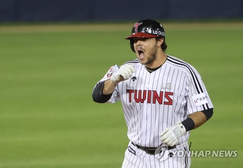 LG 라모스 '동점 환호'(서울=연합뉴스) 이지은 기자 = 11일 오후 서울 송파구 잠실야구장에서 열린 프로야구 SK 와이번스와 LG 트위스의 더블헤더 2차전 경기. 6회 말 1사,2루 상황에서 LG 라모스가 2타점 2루타를 친 뒤 환호하고 있다. 2020.6.11 jieunlee@yna.co.kr