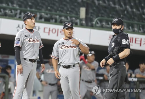어필하는 최원호 감독대행(부산=연합뉴스) 강덕철 기자 = 11일 오후 부산 사직구장에서 열린 프로야구 한화- 롯데 경기. 4회 초 1사 만루에서 한화 정진호가 1루 땅볼 치고 출루 도중 수비 방해로 아웃되자 최원호 감독대행(왼쪽)이 그라운드에 나와 우효동 주심에게 어필하고 있다. 2020.6.11 kangdcc@yna.co.kr