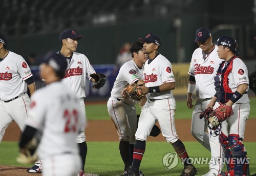 승리 자축하는 롯데 선수들(부산=연합뉴스) 강덕철 기자 = 11일 오후 부산 사직구장에서 열린 프로야구 한화- 롯데 경기에서 5-0으로 승리를 거둔 롯데 선수들이 기쁨을 나누고 있다. 2020.6.11 kangdcc@yna.co.kr