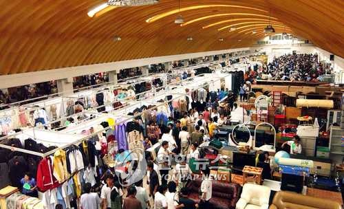 KN. 북한 평양의 통일거리시장2004.8.10 (평양 조선중앙통신=연합뉴스)
<저작권자 ⓒ 2004 연합뉴스. 무단전재-재배포 금지.>