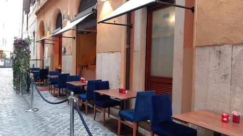 텅 빈 음식점 야외 테이블(로마=연합뉴스) 전성훈 특파원 = 로마 판테온으로 가는 길목에 위치한 한 음식점의 텅 빈 야외 테이블 모습. 2020.6.2. lucho@yna.co.kr