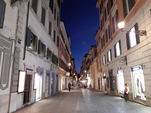 봉쇄 풀렸지만…인파 사라진 로마 시내 거리(로마=연합뉴스) 전성훈 특파원 = 모든 음식점과 상점 영업이 정상화됐지만 이처럼 한적한 모습은 이제 로마의 일상이 됐다. 2020.5.21. lucho@yna.co.kr