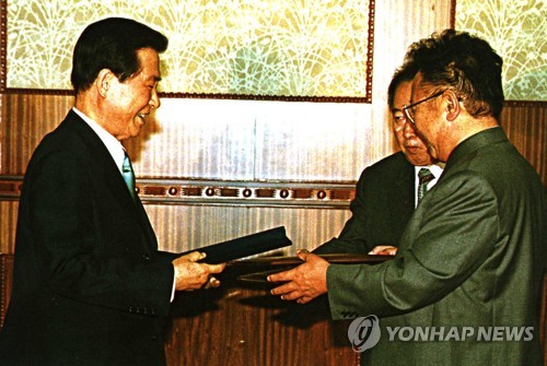 6·15 공동선언문 교환하는 남북 정상(서울=연합뉴스) 김대중 대통령과 북한 김정일 국방위원장이 2000년 6월 14일 밤 백화원 영빈관에서 남북정상간 합의문을 교환하고 있다. 2018.4.27 [연합뉴스 자료사진] photo@yna.co.kr