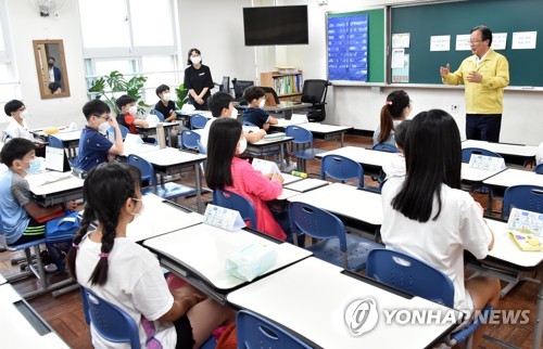초등학교 등교 수업(부산=연합뉴스) 초5·6학년 등교수업 첫날인 8일 오전 부산 남구 용소초등학교에서 학생들이 김석준 교육감과 대화하고 있다. 2020.6.8 [부산시교육청 제공.재판매 및 DB 금지] ccho@yna.co.kr