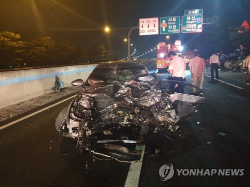 제2자유로 역주행 음주운전사고 처참한 현장(고양=연합뉴스) 13일 오전 3시 30분께 경기도 고양시 덕양구 제2자유로 강매나들목 인근 서울 방향 도로에서 송모(30)씨가 역주행으로 몰고 가던 승용차가 마주 오던 1t 화물트럭을 들이받아 관계 당국이 현장을 수습하고 있다.
    이 사고로 트럭 운전자가 숨지고 조수석에 타고 있던 여성과 송씨가 크게 다쳤다. 송씨는 무면허 상태에서 음주운전까지 한 것으로 확인됐다. 2020.6.13  [독자 송영훈씨 제공. 재판매 및 DB금지] suki@yna.co.kr