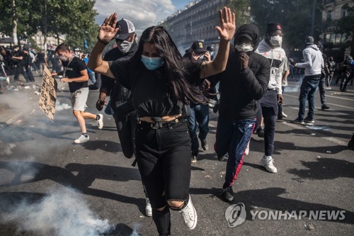 경찰의 최루가스를 피해 흩어지는 파리의 반 인종차별 시위대 [EPA=연합뉴스]