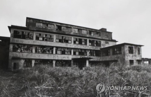 국가기록원, 일본 강제동원 증명 기록물 일반에 공개(서울=연합뉴스) 행정안전부 국가기록원이 작년 10월 31일 1940년 조선총독부가 생산한 '노무자원 조사에 관한 건'이란 제목의 기록물 원본과 고 김광렬 선생이 2017년 국가기록원에 기증한 조선인 강제동원 관련 문서와 사진, 도면 등 총 2천337권 중 일부 기록의 원본을 공개했다. 사진은 군함도 내 병원 전경. 2019.10.31 [국가기록원 제공. 재판매 및 DB 금지] photo@yna.co.kr