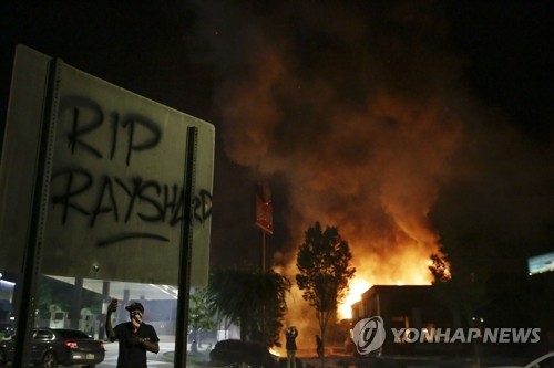 흑인 피격사망 항의 시위에 불타는 웬디스 매장

(애틀랜타 AP=연합뉴스) 미국 조지아주 애틀랜타시의 웬디스 매장 주변에서 13일(현지시간) 흑인 남성 레이샤드 브룩스(27)가 경찰의 총격에 숨지고 항의 시위가 벌어지면서, 웬디스 매장이 불길에 휩싸여 있다. 인근 간판에는 스프레이 페인트로 피해자 브룩스의 영면을 기원하는 글이 적혀 있다. jsmoon@yna.co.kr