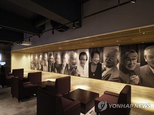 도쿄 소재 '산업유산정보센터'에 소개된 군함도 생존자들(도쿄=연합뉴스) 김호준 특파원 = 도쿄특파원 공동취재단은 14일 도쿄도(東京都) 신주쿠(新宿)구 소재 총무성 제2청사 별관에 설치된 '산업유산정보센터'를 방문했다. 이 센터에 소개된 하시마(端島, 일명 '군함도') 생존자들. 2020.6.14 [산업유산정보센터 제공, 재판매 및 DB 금지] hojun@yna.co.kr