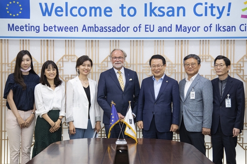 정헌율(오른쪽 세 번째) 익산시장과 라이터러(오른쪽 네 번째) 대사[익산시 제공. 재판매 및 DB 금지]