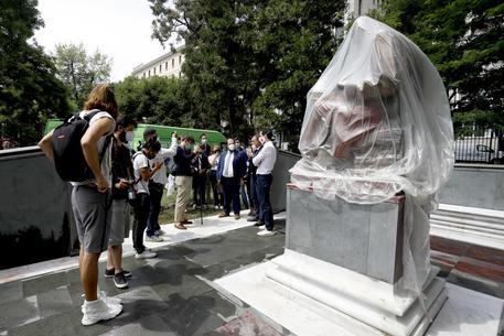 추가 훼손을 막고자 밀리노 시 당국이 몬타넬리 동상에 비닐을 씌운 모습. 2020.6.15. [ANSA 통신]