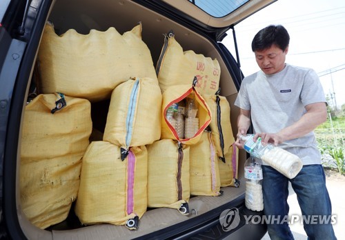 바다에 띄우려던 쌀 페트병 (인천=연합뉴스) 윤태현 기자 = 8일 오전 인천시 강화군 삼산면 석모리 한 해안가 진입로에서 쌀을 담은 페트(PET)병이 공개되고 있다. 탈북민단체 회원들은 이날 이 지역 해안가에서 쌀을 담은 페트병을 바다에 띄워 북측에 보내는 행사를 개최하려다가 주민 반발에 부딪혀 실패하고 되돌아갔다. 2020.6.8 tomatoyoon@yna.co.kr