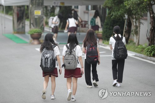 등교하는 대광여고 학생들(광주=연합뉴스) 천정인 기자 = 15일 오전 코로나19 의심 학생이 '가짜 양성' 판정을 받은 광주 남구 대광여고에서 학생들이 등교를 하고 있다. 2주간 온라인 수업을 하려던 시 교육청은 '가짜 양성' 판정이 내려지자 등교 수업을 결정했다. 2020.6.15 iny@yna.co.kr