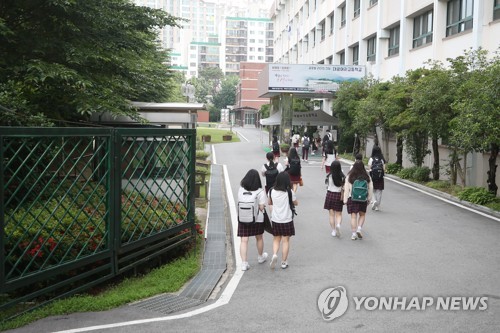 활짝 열린 교문(광주=연합뉴스) 천정인 기자 = 15일 오전 코로나19 의심 학생이 '가짜 양성' 판정을 받은 광주 남구 대광여고에서 학생들이 등교하고 있다. 2주간 온라인 수업을 하려던 시 교육청은 '가짜 양성' 판정이 내려지자 등교 수업을 결정했다. 2020.6.15 iny@yna.co.kr