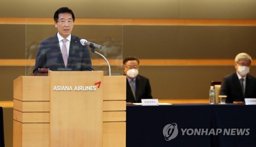 인사말하는 한창수 아시아나항공 사장(서울=연합뉴스) 서명곤 기자 = 15일 오전 서울 강서구 오쇠동 아시아나항공 본사에서 열린 임시 주주총회에서 한창수 아시아나항공 사장이 인사말을 하고 있다.  2020.6.15 seephoto@yna.co.kr