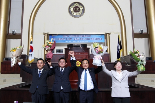 제10대 경기도의회 후반기 의장 후보 선출(수원=연합뉴스) 제10대 경기도의회 후반기 의장 후보로 더불어민주당 장현국(수원7.왼쪽 세 번째) 의원이 선출됐다. 도의회 민주당은 16일 의원총회를 열어 의장 후보로 장 의원을, 부의장 후보로 진용복(용인3.왼쪽 첫 번째)·문경희(남양주2.오른쪽) 의원을, 당 대표의원에 박근철(의왕1.왼쪽 두 번째) 의원을 각각 선출했다. 2020.6.16 [경기도의회 제공. 재판매 및 DB 금지]
 gaonnuri@yna.co.kr