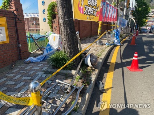 스쿨존서 승용차가 모녀 덮친 뒤 벽 부수고 추락(부산=연합뉴스) 15일 오후 3시 30분께 부산 해운대구 재송동 한 초등학교 스쿨존에서 아반떼 승용차가 인도 위 30대 여성과 6세 딸을 덮친 뒤 인근 벽을 부수고 추락한 현장. 이 사고로 6세 여아가 중태이며 엄마도 다쳐 병원에서 치료를 받고 있다. 2020.6.15 [부산경찰청 제공. 재판매 및 DB 금지] wink@yna.co.kr