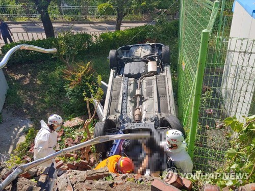 스쿨존서 모녀 덮친 뒤 추락한 승용차(부산=연합뉴스) 15일 오후 3시 30분께 부산 해운대구 재송동 한 초등학교 스쿨존에서 아반떼 승용차가 인도 위 30대 여성과 6세 딸을 덮친 뒤 인근 벽을 부수고 추락한 현장. 이 사고로 6세 여아가 중태이며 엄마도 다쳐 병원에서 치료를 받고 있다. 2020.6.15 [부산경찰청 제공. 재판매 및 DB 금지] wink@yna.co.kr