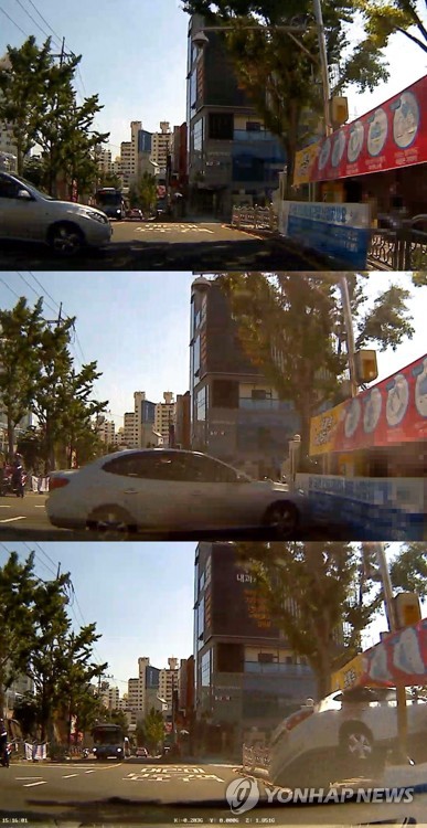 부산 스쿨존 사고 CCTV 모습(부산=연합뉴스) 15일 오후 3시 30분께 부산 해운대구 재송동 한 초등학교 스쿨존에서 아반떼 승용차가 인도 위 30대 여성과 6세 딸을 덮치는 CCTV 모습. 이 사고로 6세 여아가 중태이며 엄마도 다쳐 병원에서 치료를 받고 있다. 경찰에 따르면 승용차는 중앙선을 침범한 SUV와 1차 추돌 후 갑자기 속도를 높여 보행로를 덮쳤다. 경찰은 자세한 사고 경위를 조사하고 있다. 2020.6.15 [부산경찰청 제공. 재판매 및 DB 금지] handbrother@yna.co.kr