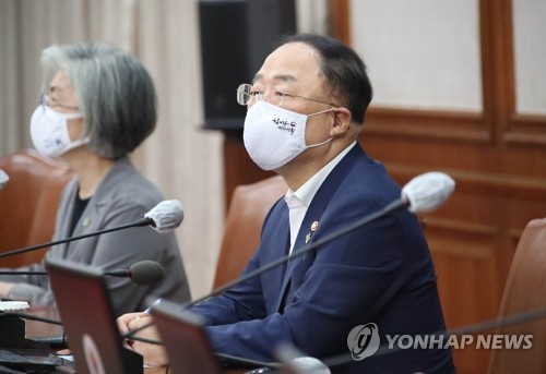 국무회의 참석한 홍남기 부총리(서울=연합뉴스) 김승두 기자 = 홍남기 경제부총리 겸 기획재정부 장관이 16일 오전 정부서울청사에서 세종청사와 영상으로 연결해 열린 국무회의에 참석하고 있다. 2020.6.16
kimsdoo@yna.co.k