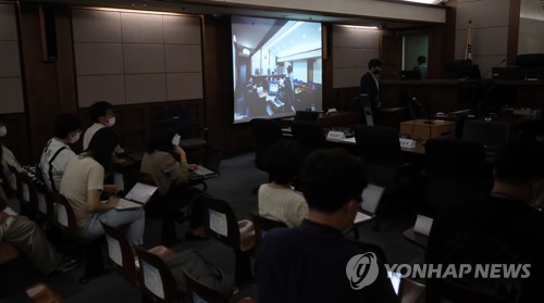 '웰컴투비디오' 손정우에 쏠린 관심(서울=연합뉴스) 최재구 기자 = 세계 최대 아동 성 착취물 사이트 '웰컴 투 비디오' 운영자 손정우씨의 미국 송환 여부를 결정하는 범죄인 인도심사 두 번째 심문이 16일 서초구 서울고법에서 열렸다. 재판이 열린 서울고법에 마련된 중계법정에서 취재진 등이 모니터를 보며 손씨 재판 개정을 기다리고 있다. jjaeck9@yna.co.kr