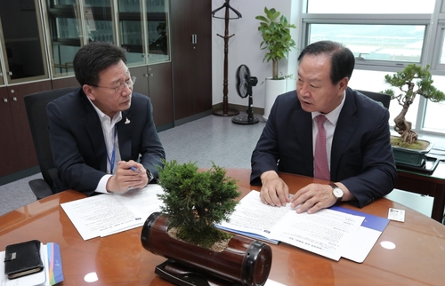 한기호 의원(오른쪽) 만나는 조인묵 군수[양구군 제공. 재판매 및 DB 금지]