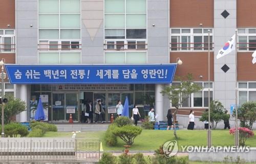 코로나19 검사받으러 가는 학생들 (전주=연합뉴스) 나보배 기자 = 17일 전북 전주여고 학생과 교직원 900여명이 신종 코로나바이러스 감염증(코로나19) 검사를 위해 강당으로 향하고 있다. 이날 오전 3학년 학생이 코로나19 확진 판정을 받았다. 2020.6.17