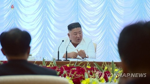 발언하는 김정은(서울=연합뉴스) 북한은 지난 7일 김정은 국무위원장 주재로 노동당 중앙위원회 제7기 제13차 정치국 회의를 열었다고 8일 조선중앙TV가 보도했다. 김 위원장이 손가락을 꼽아가며 발언하고 있다. [조선중앙TV 캡처] 2020.6.8 
    [국내에서만 사용가능. 재배포 금지. For Use Only in the Republic of Korea. No Redistribution] nkphoto@yna.co.kr