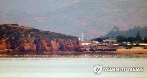 문 열려있는 북한 포진지(연평도=연합뉴스) 김인철 기자 = 북한이 금강산 관광지구와 개성공단, 비무장지대(DMZ) 내 감시초소(GP)에 군부대를 재주둔시키겠다고 밝힌 17일 오전 인천시 옹진군 대연평도 망향전망대에서 바라본 북한 개머리 해안의 일부 포진지가 개방돼 있다. 2020.6.17 yatoya@yna.co.kr