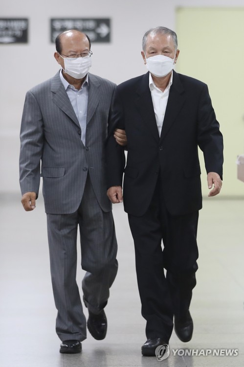 '화이트리스트' 김기춘 파기환송심 결심 출석(서울=연합뉴스) 임화영 기자 = 박근혜 정부의 보수단체 불법 지원(화이트리스트) 의혹으로 기소된 김기춘 전 청와대 비서실장이 17일 오전 서울 서초구 서울고법에서 열린 파기환송심 결심에 출석하고 있다. hwayoung7@yna.co.kr