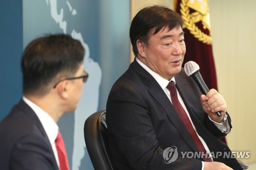 남북문제 발언하는 싱하이밍 중국대사(서울=연합뉴스) 정하종 기자 = 17일 오전 서울 관악구 서울대학교 국제대학원에서 열린 '싱하이밍 주대한민국 중국대사 서울대학교 국제대학원 좌담회'에서 싱하이밍 대사가 최근 남북문제에 대해 발언하고 있다. 2020.6.17 chc@yna.co.kr